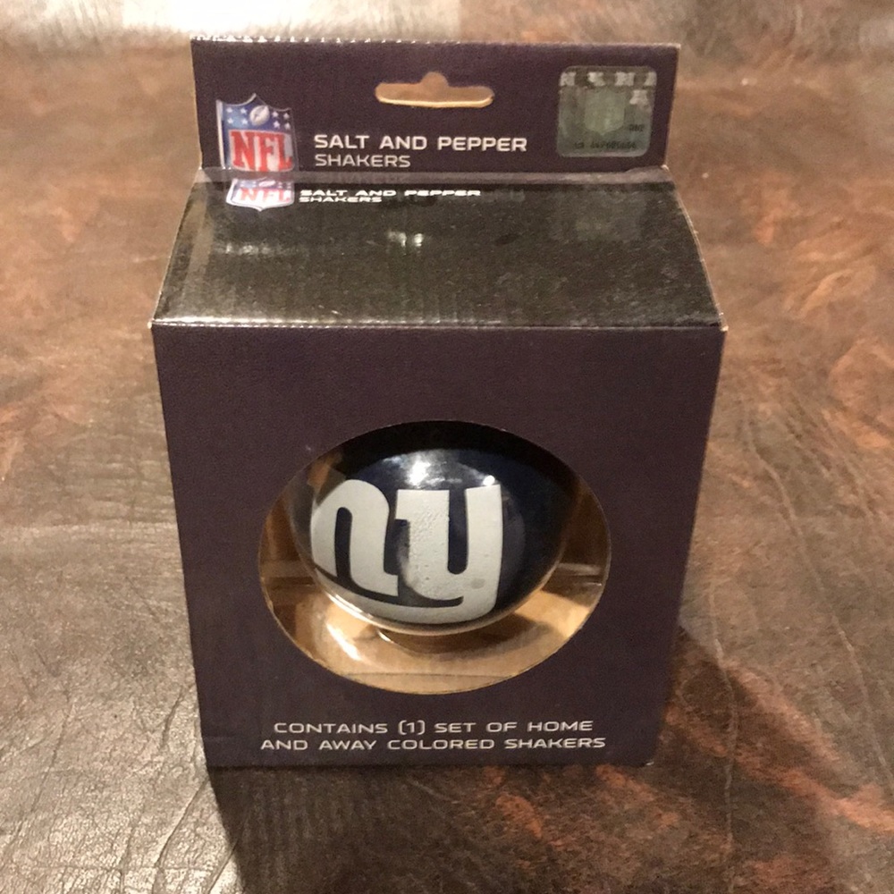 NY Giants salt and pepper shaker